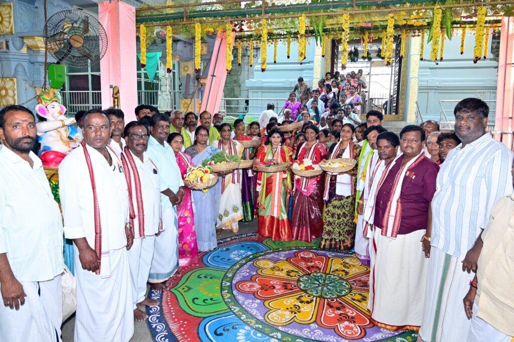 కాణిపాకం స్వామికి నాయి బ్రాహ్మణచే పట్టు వస్త్రాలు సమర్పణ