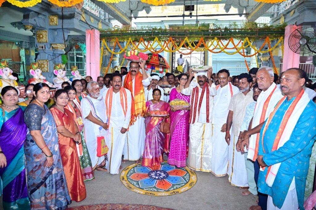 కాణిపాకంస్వామికి మొగులేశ్వర దేవస్థానం నుండి పట్టు వస్త్రాలు సమర్పణ