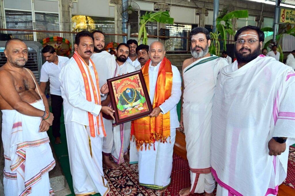 కాణిపాకం వరసిద్ధిని సేవలో టీటీడీ ఈవో ముద్దాడ రవిచంద్ర