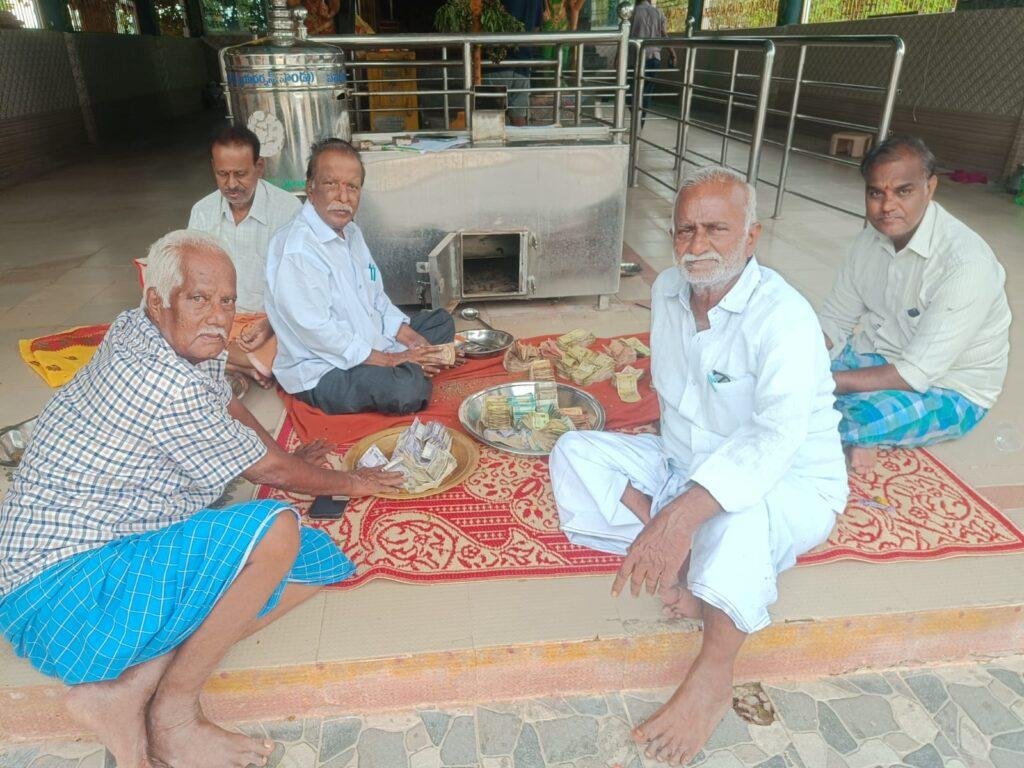 గ్రామ దేవత శ్రీ బంగారం ఆలయంలో హుండీ లెక్కింపు