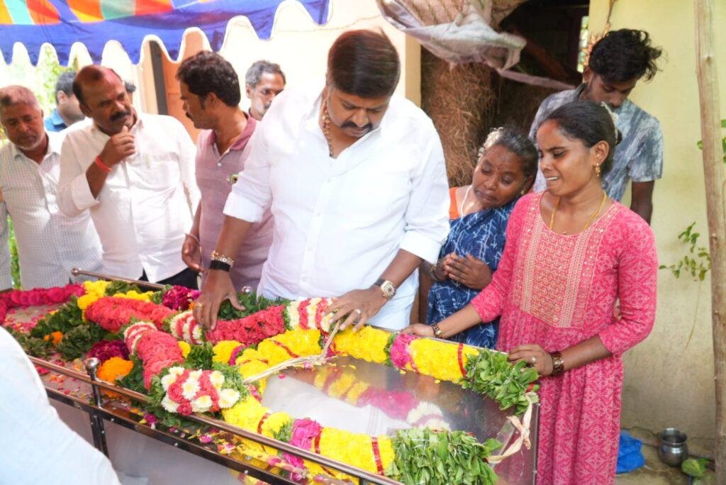 టిడిపి కార్యకర్త మంజునాథ్ కినివాళులర్పించి.రూ50వేలు అందించిన ఎమ్మెల్యే గురజాల జగన్ మోహన్