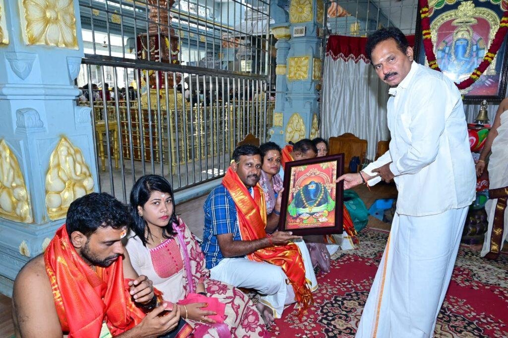 కాణిపాకం వరసిద్ధిని సేవలో తెలంగాణ రాష్ట్ర ప్రొవిషన్ అండ్ ఎక్సైజ్ శాఖ కమిషనర్ చేవూరిహరికిరణ్