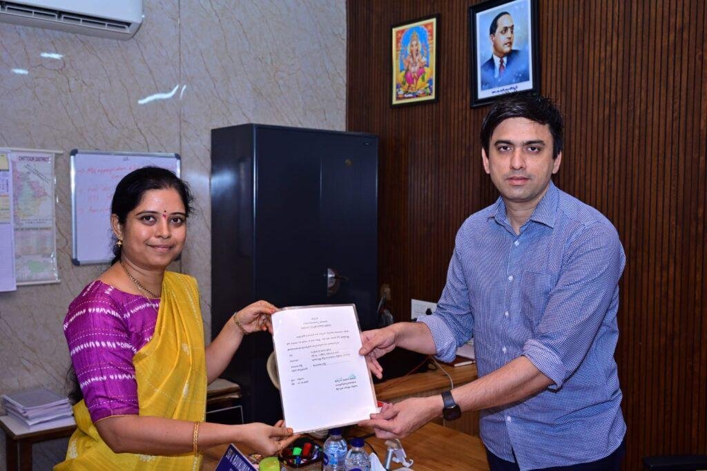 పూతలపట్టు జడ్పిటిసిగా కలెక్టర్ సుమిత్ కుమార్ చే డిక్లరేషన్ అందుకుంటున్న శైలజతేజ మూర్తి