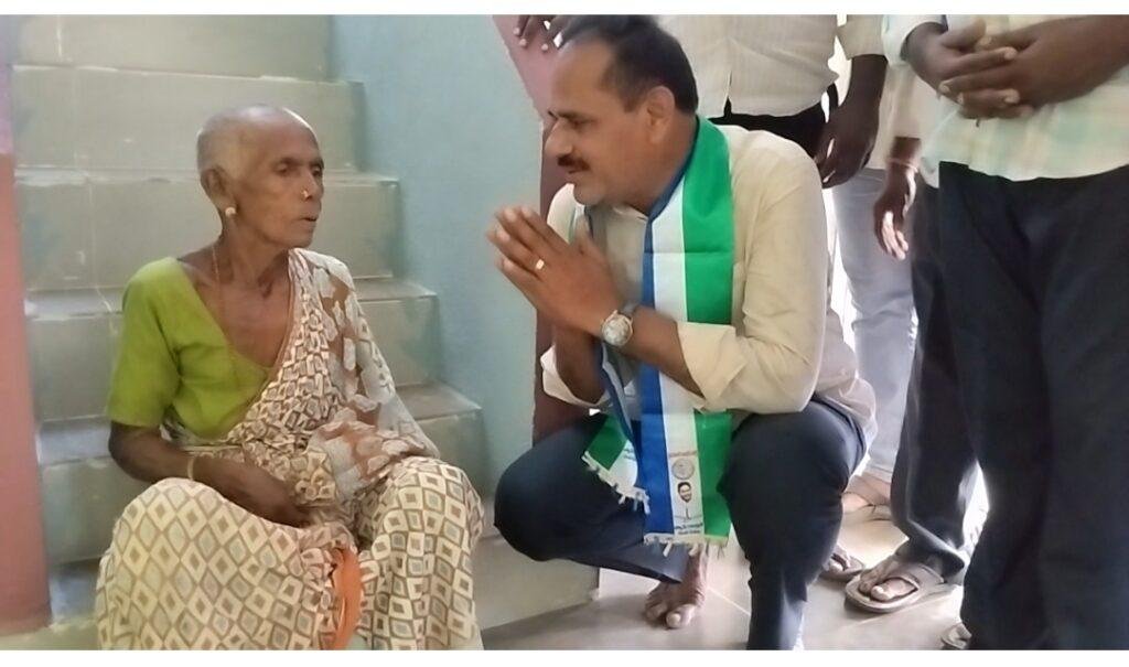 సొరకాయల పాలెం లో ఫ్యాన్ గుర్తుపై ఓటు వేయాలని వైసిపి ప్రచారం